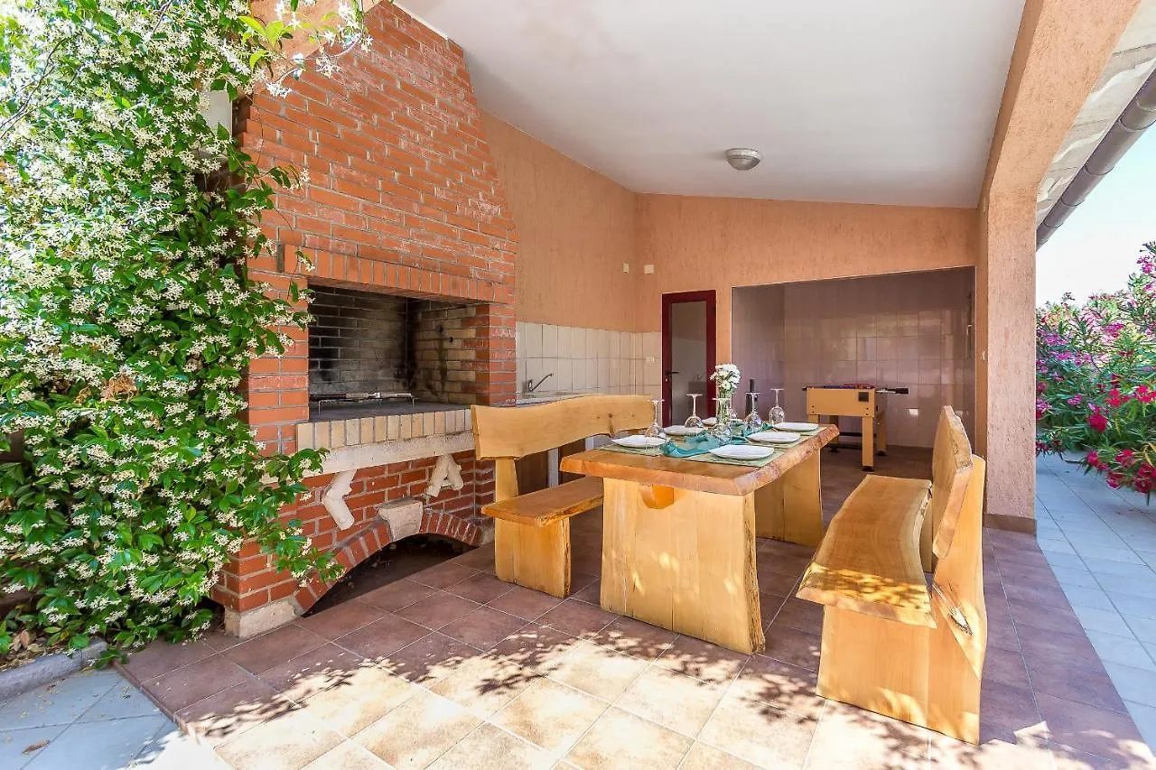 Pool & Sun Villa Rici Loborika بيت للعطل
